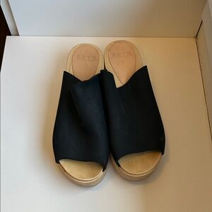 Bryr Black Leather Open-Toe Sandals